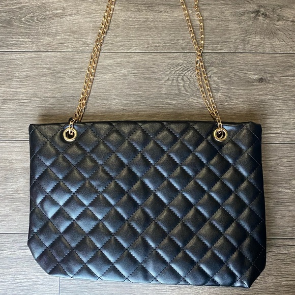 Black Quilted Women’s Shoulder Bag With Chain Strap - Picture 3 of 9